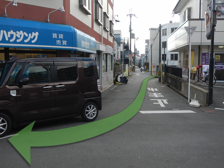駐車場から医院へその1